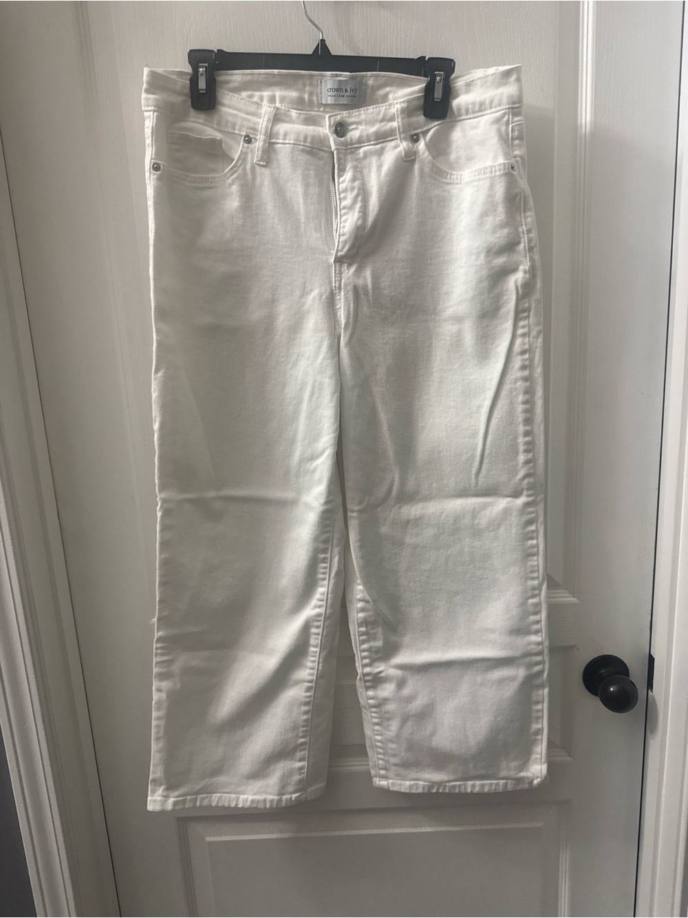 crown & ivy White Cropped Straight Jeans